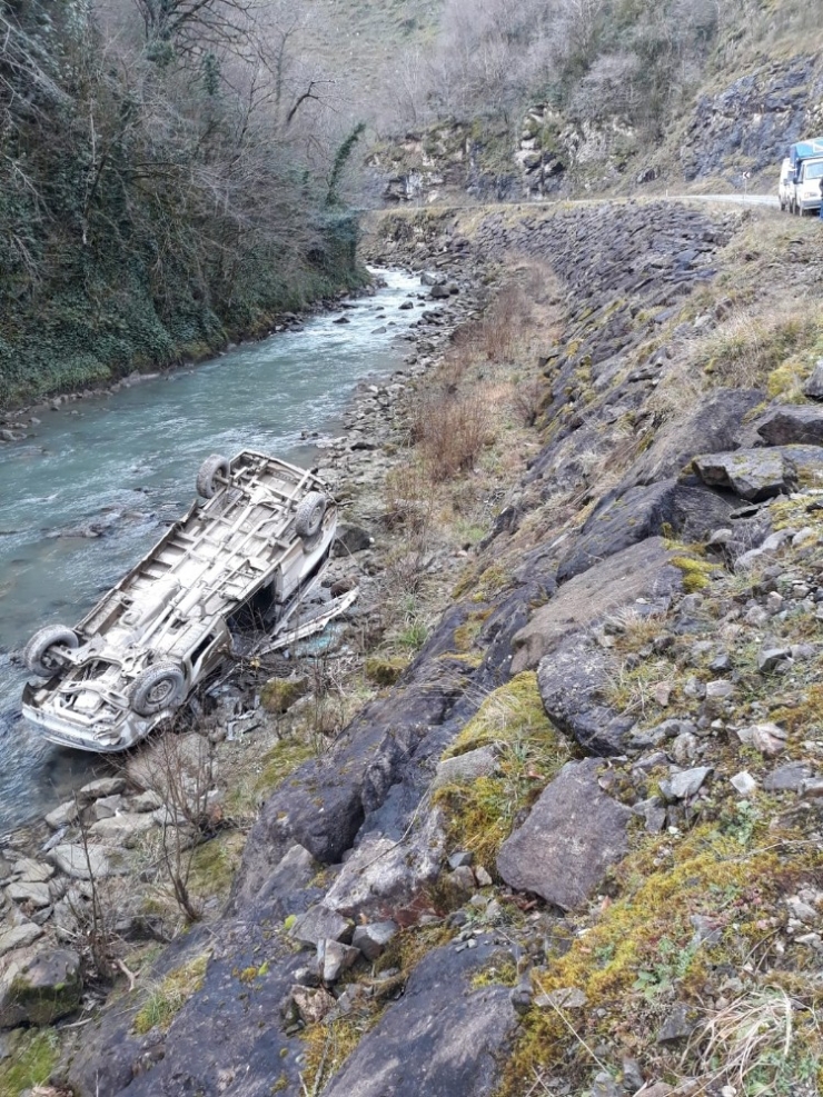 Minibüs Dereye Yatağına Devrildi: 1 Yaralı