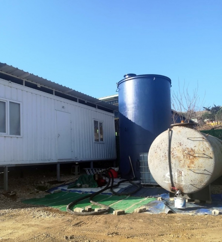 İstanbul Emniyet Müdürlüğü Kaçakçılık Suçlarıyla Mücadele Şube Ekipleri, Büyükçekmece Tepecik Mahallesi’ndeki Bir Garaja Operasyon Düzenledi. Yaklaşık 40 Ton Kaçak Akaryakıtın Ele Geçirildiği Operasyonda 2 Yakıt Tankı Ve 1 M