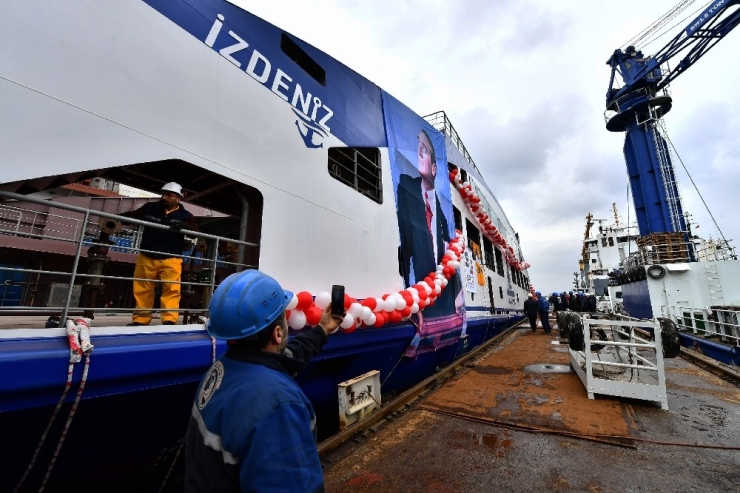 İzmir’in Yeni Arabalı Feribotu Suya İndirildi