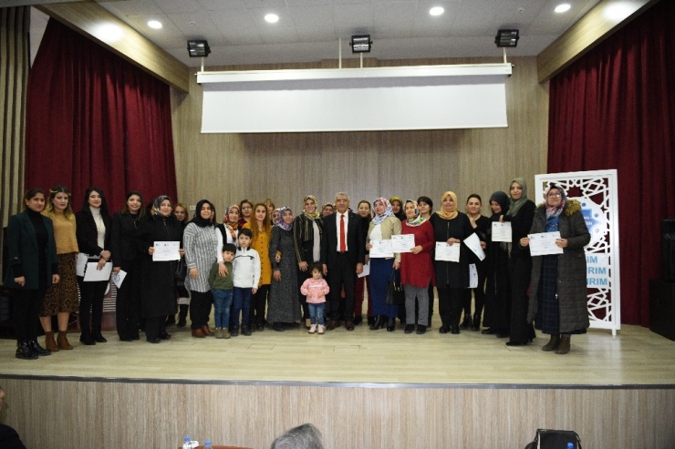 Kadın Kursiyerlere Sertifikaları Törenle Verildi