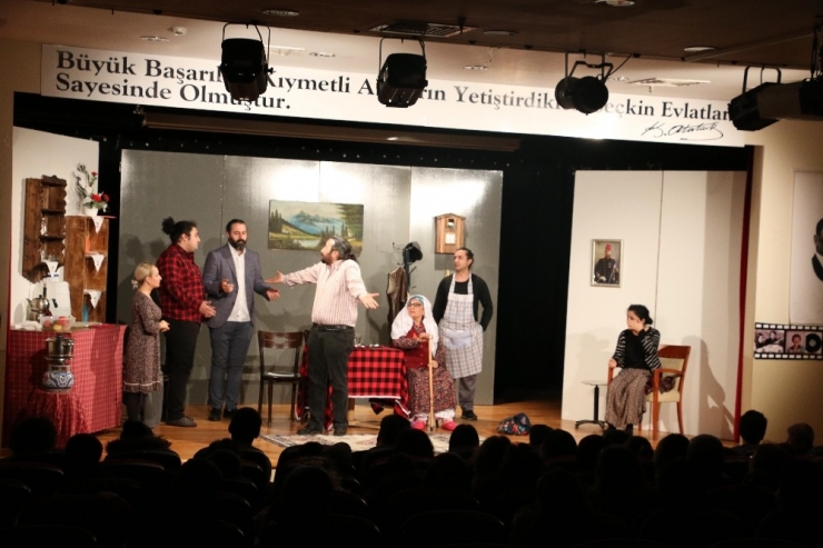 “Ocak” Adlı Tiyatro Oyunu Kartal’da Sahnelendi