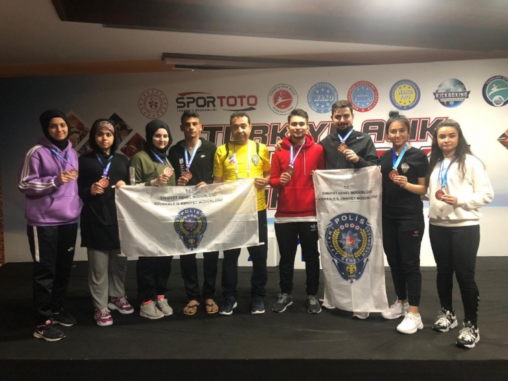 Polis Gücü Spor Kulübü Gençler Birliği Kick Boks Madalyalarla Döndü
