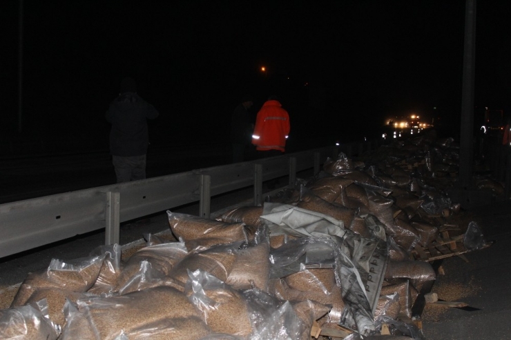 Tem’de Tır Devrildi, Kilometrelerce Kuyruk Oluştu