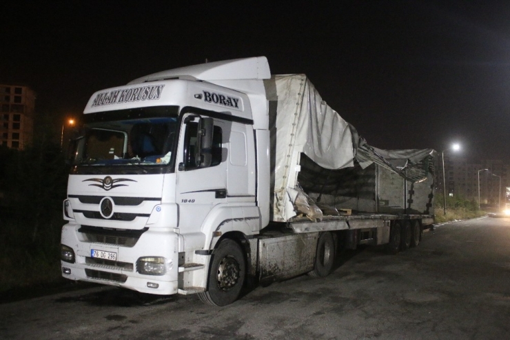 Tem’de Tır Devrildi, Kilometrelerce Kuyruk Oluştu