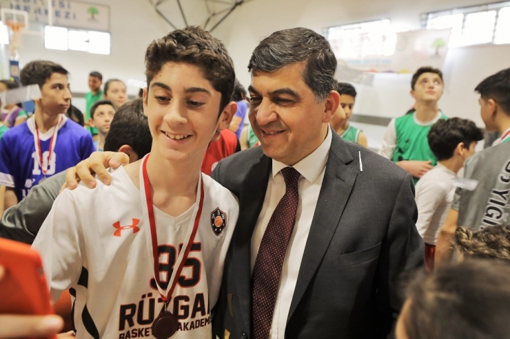 Yıldız Basketbolcular Şehit Kamil’i Andı