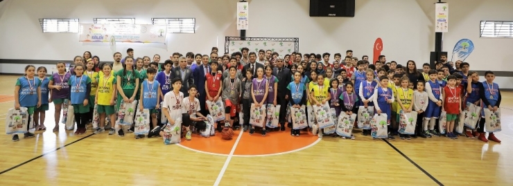 Yıldız Basketbolcular Şehit Kamil’i Andı