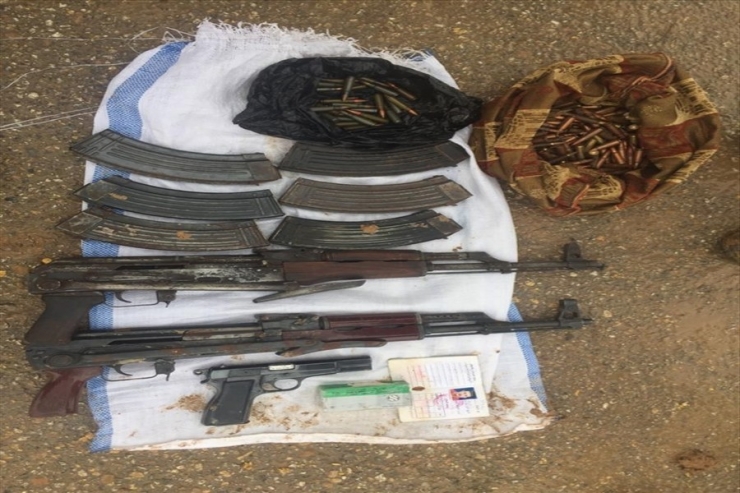 Msb: "Barış Pınarı Bölgesindeki Tel Abyad’da Eylem Hazırlığında Olan 4 Pkk/ypg’li Terörist, Kahraman Komandolarımızın Düzenlediği Operasyonlarla Gizlendikleri Evlerdeki Silah Ve Mühimmatlarıyla Birlikte Sağ Olarak Ele Geçiri