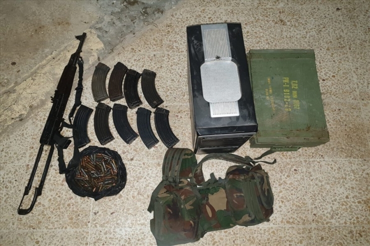 Msb: "Barış Pınarı Bölgesindeki Tel Abyad’da Eylem Hazırlığında Olan 4 Pkk/ypg’li Terörist, Kahraman Komandolarımızın Düzenlediği Operasyonlarla Gizlendikleri Evlerdeki Silah Ve Mühimmatlarıyla Birlikte Sağ Olarak Ele Geçiri