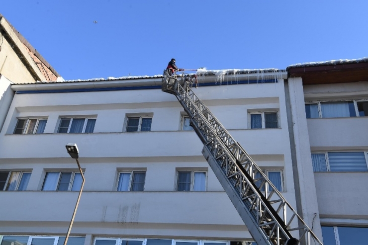 İtfaiye Ekiplerinden Buz Operasyonu