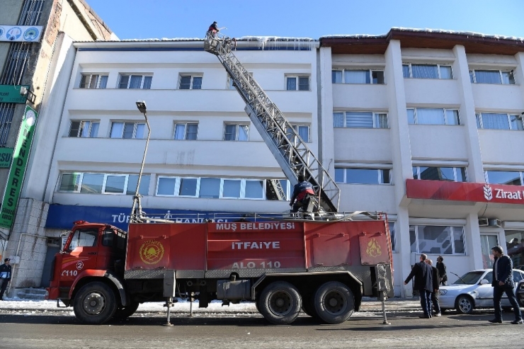 İtfaiye Ekiplerinden Buz Operasyonu