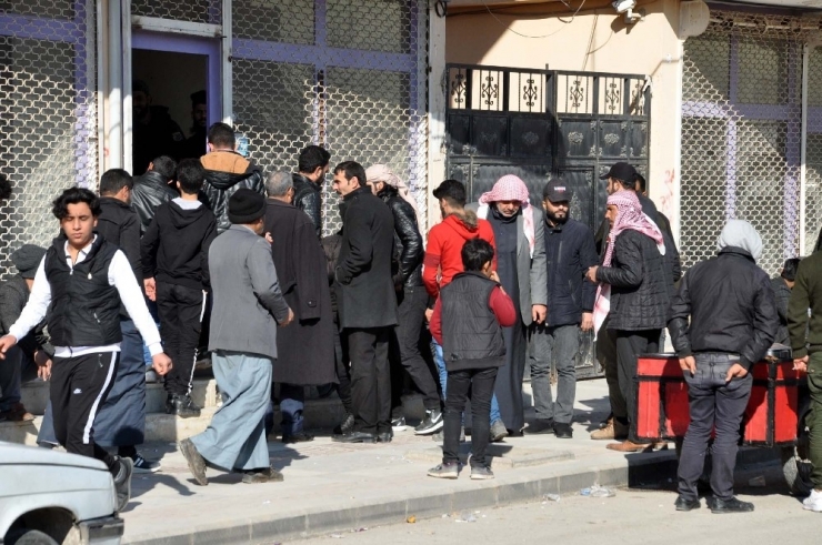 Haberi Duyan Suriyeliler Gümrük Kapısına Akın Etti