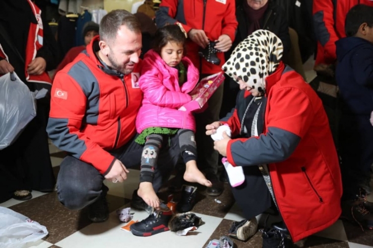 Sancaktepe Belediye Başkanı Şeyma Döğücü, İdlib’de İhtiyaç Sahiplerine Yardım Dağıttı