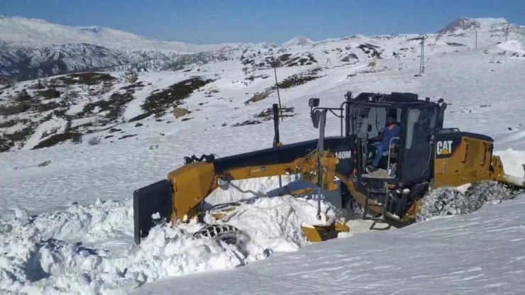 Siirt’te Kardan Kapanan Grup Köy Yolları Ulaşıma Açıldı