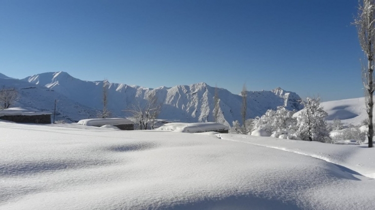 Tek Katlı Evler Kar Altında Kaldı