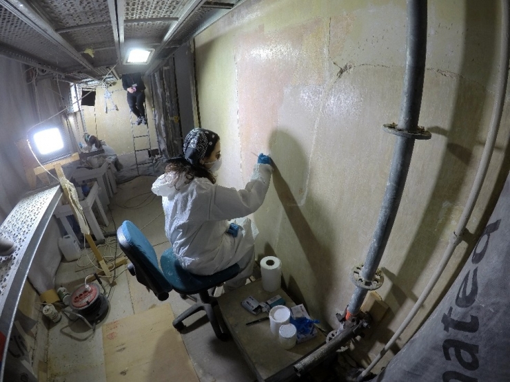 Dolmabahçe Sarayının Duvarları Resim Paleti Gibi Kullanılmış