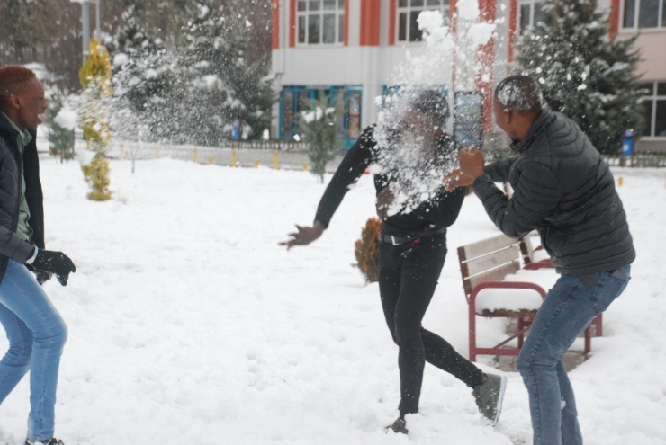Afrikalı Öğrencilerin Kar Sevinci