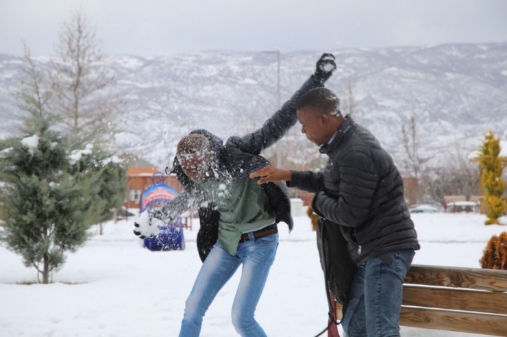 Afrikalı Öğrencilerin Kar Sevinci