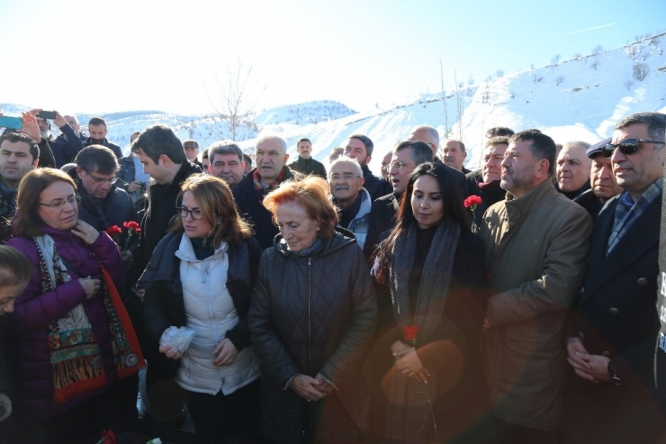 Kamer Genç, Mezarı Başında Anıldı