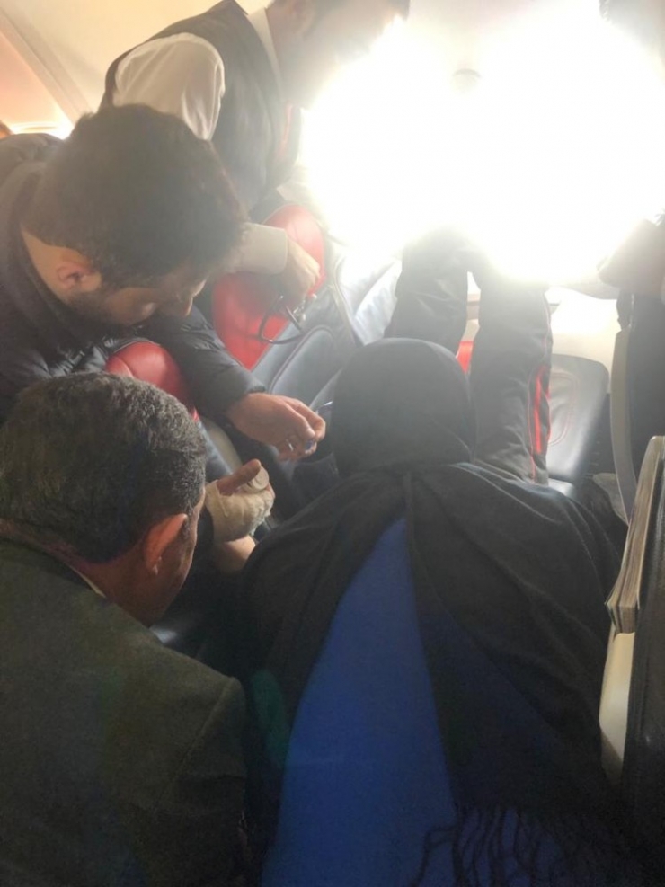 Uçakta Fenalaşan Yolcuya İlk Müdahaleyi Milletvekili Çelebi Yaptı
