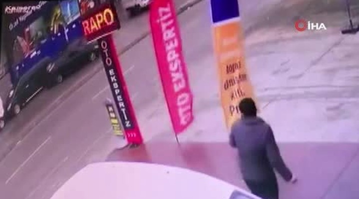 Ümraniye’de Otomobil Sürücüsü 3 Araca Çarpıp Böyle Kaçtı