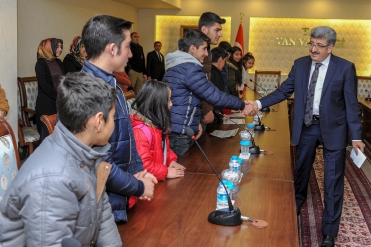 Vali Bilmez’den Başarılı Öğrencilere Tablet Ve Telefon