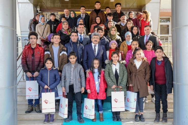 Vali Bilmez’den Başarılı Öğrencilere Tablet Ve Telefon