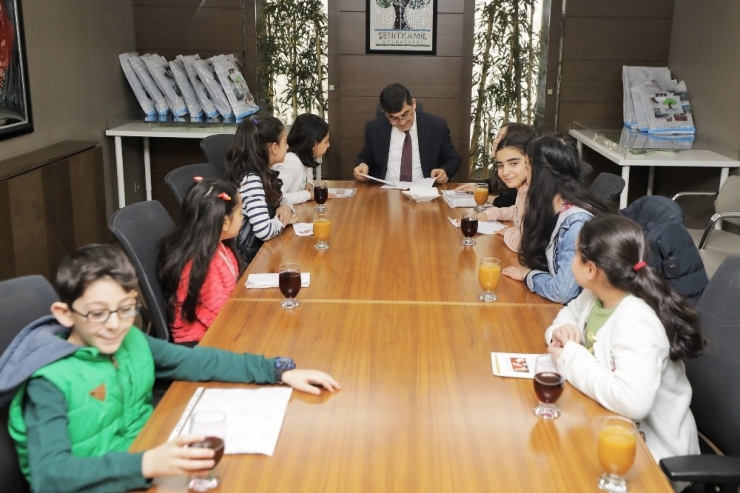 Yetim Öğrenciler, Karne Sevinçlerini Başkan Fadıloğlu İle Paylaştı