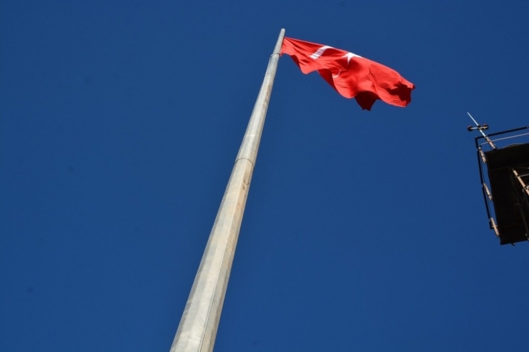 Dev Türk Bayrağı İzmit’te Dalgalanmaya Başladı