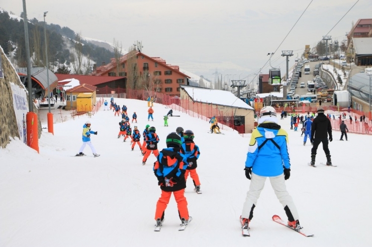 Aziziyeli Çocuklar Geleceğe Kayıyor