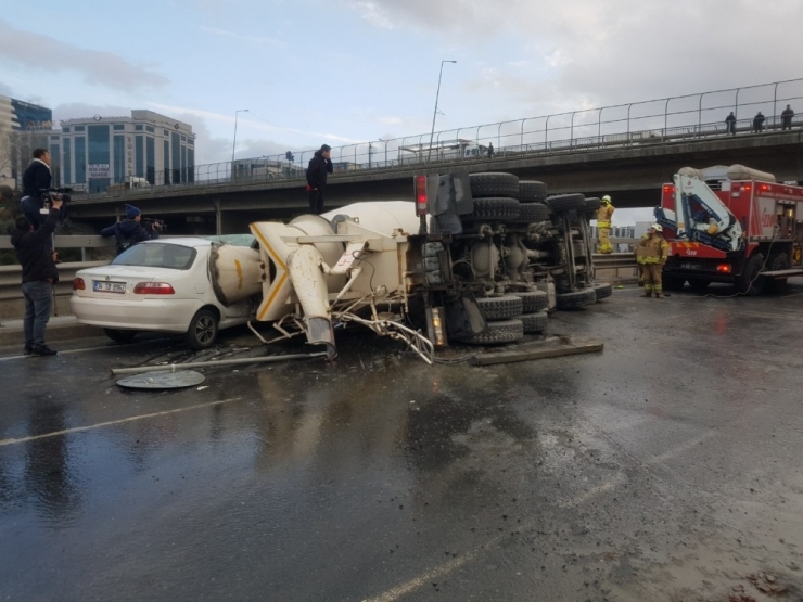 Beton Mikseri Otomobilin Üzerine Devrildi