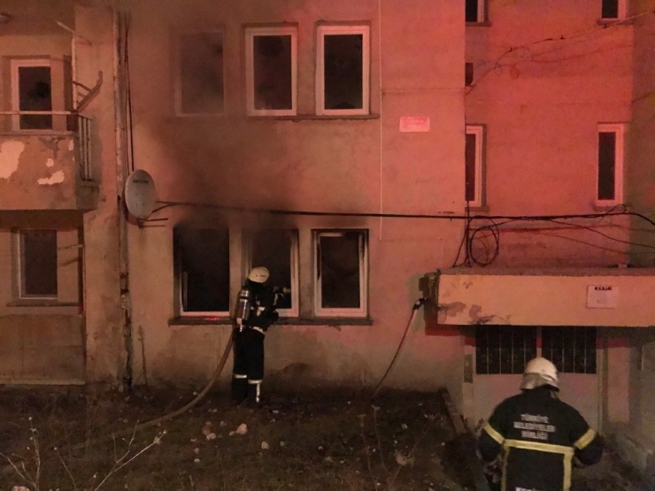 Metruk Binada Çıkan Yangın Korkuttu