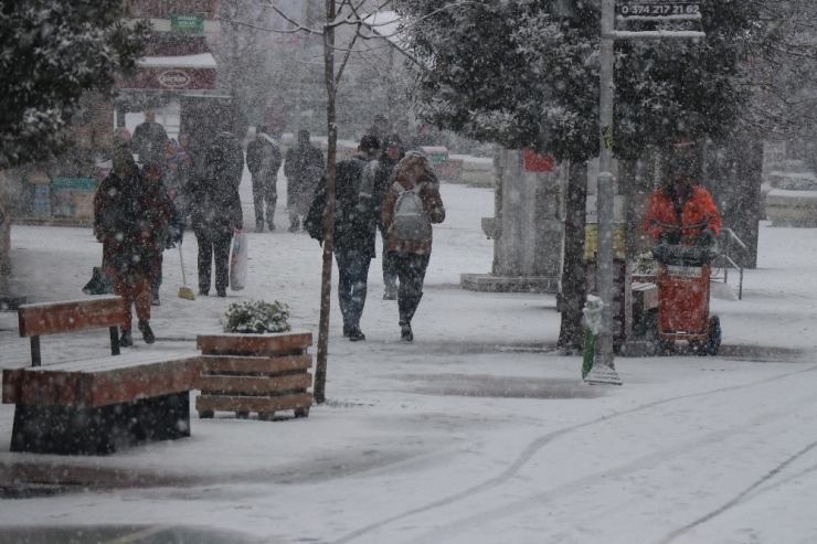 Bolu Kent Merkezi Karla Kaplandı