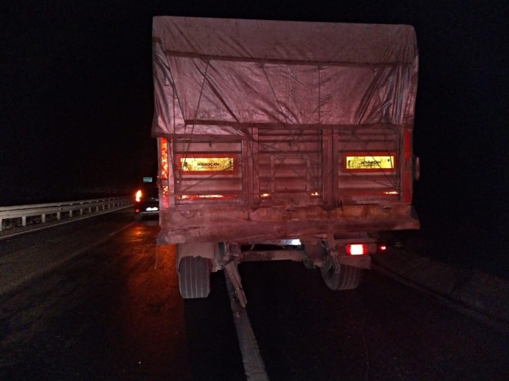 Tıra Arkadan Çarptı, Feci Şekilde Can Verdi