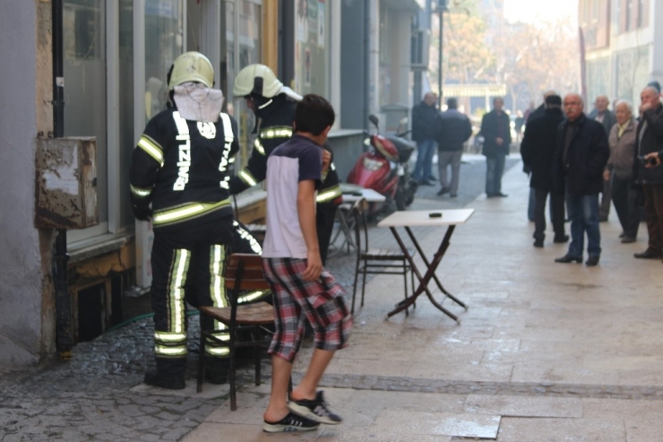 Yangın Çıkan Kahvehanede Tavla Ve Okeyi Bırakmayarak Oyuna Devam Ettiler