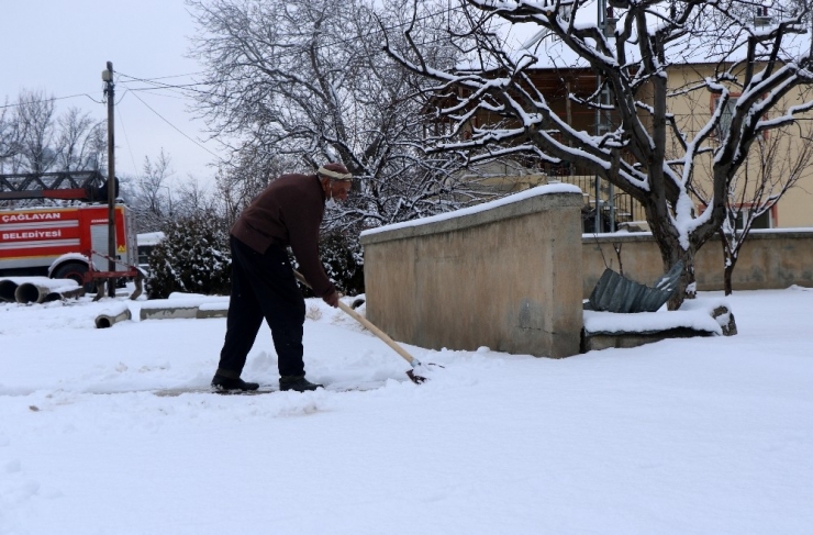 Toprak Damlı Evlerde Yaşayan Vatandaşlar Baca Küreme İşine Koyuldu