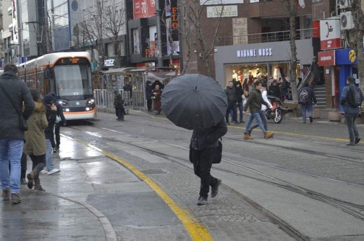 Eskişehir’de Aynı Gün Karlı Ve Güneşi Hava Şaşırttı