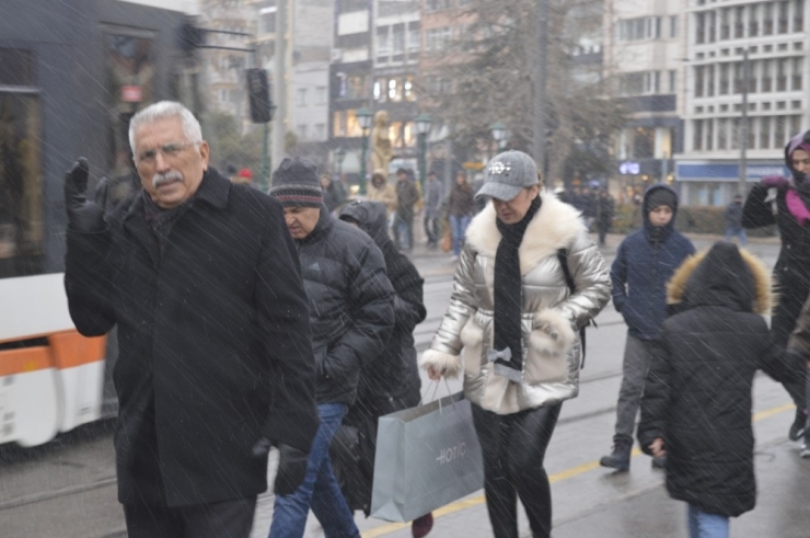 Eskişehir’de Aynı Gün Karlı Ve Güneşi Hava Şaşırttı