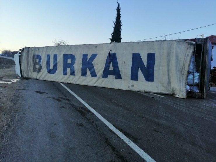 Isparta - Konya Kara Yolunda Minibüse Çarpan Tır Devrildi: 1 Yaralı