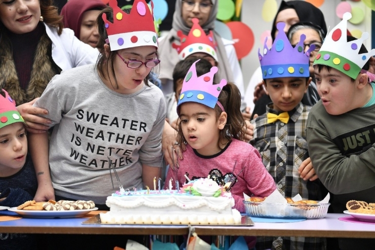 Engelsiz Çocuk Evleri’nde Her Ay Doğum Günü Kutlaması Yapılıyor