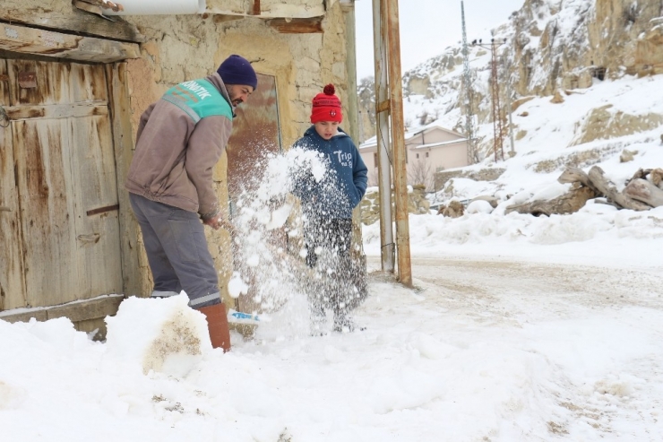 Konya’da Buz Tutan Barajda Kartpostallık Görüntüler Ortaya Çıktı