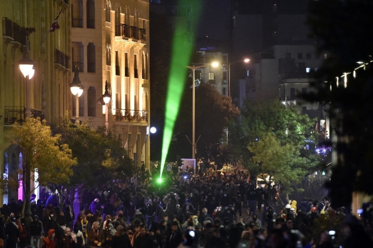 Lübnan’da Göstericiler Yeni Hükümeti Protesto Etti