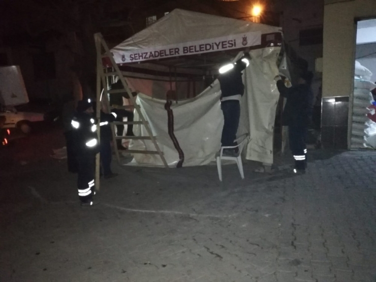 Şehzadeler Belediyesinden Deprem Bölgesine Çadır Desteği
