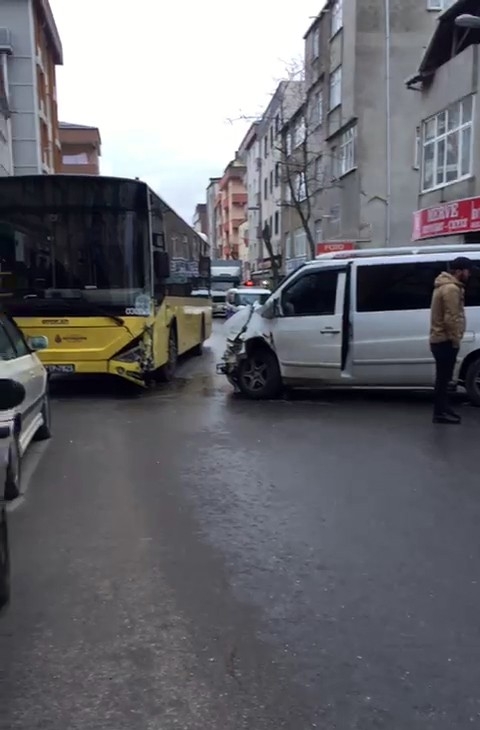 Hızla İlerleyen Minibüsün, İçi Yolcu Dolu İett Otobüsüyle Kafa Kafaya Çarpıştığı Kaza Anı Kamerada