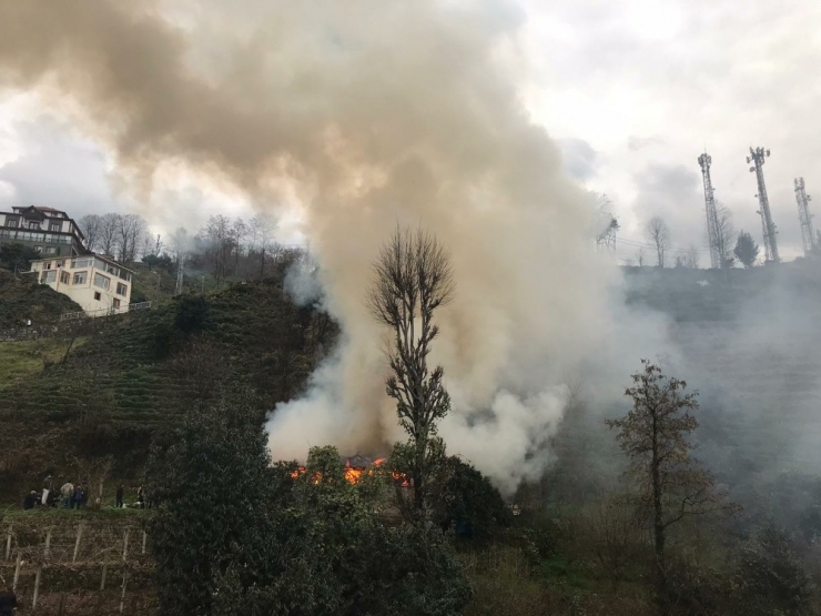 Rize’de Ahır Yangını