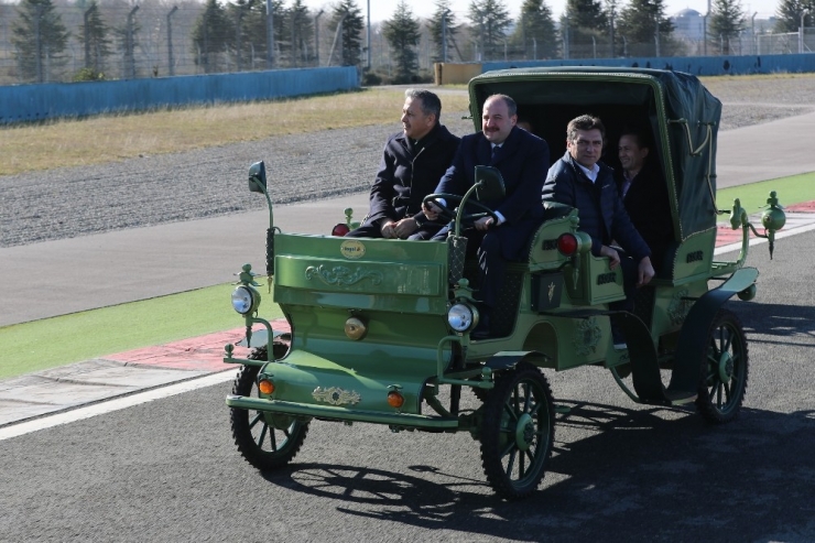 Sanayi Ve Teknoloji Bakanı Mustafa Varank, Yerli Üretim Elektrikli Faytonu F1 Pistinde Test Etti