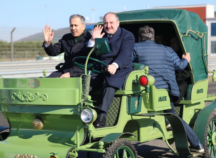 Sanayi Ve Teknoloji Bakanı Mustafa Varank, Yerli Üretim Elektrikli Faytonu F1 Pistinde Test Etti