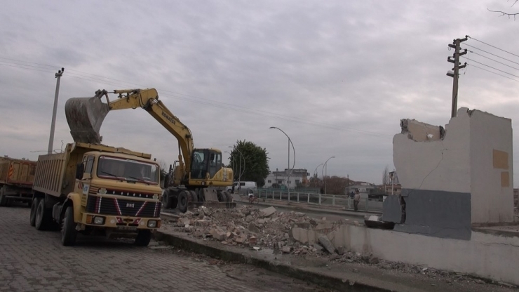 Tarsus’ta Mevzuata Aykırı Yapı Yıkıldı