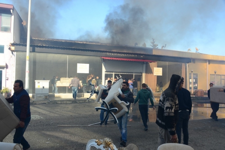 Yangında İşçilerin Mobilya Kurtarma Telaşı