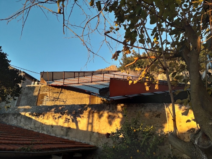 Adana’da Fırtına Çatıları Uçurdu