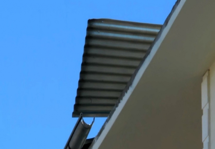 Fırtına Çatıdaki Sacları Uçurdu